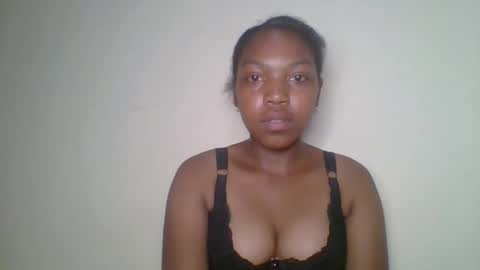 zyraelle_01 online show from April 17, 2026, 8:12 pm