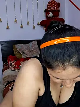 MOM-SUN-COUPLE online show from January 30, 2025, 5:17 pm