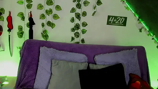 Cata green online show from February 6, 2025, 8:45 pm