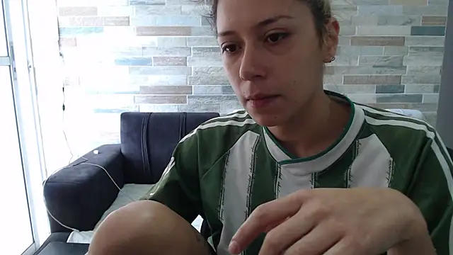 Snapshot of MommyMiaWs chatting on October 1, 2025, 4:02 pm MommyMiaWs online show from October 1, 2025, 4:02 pm