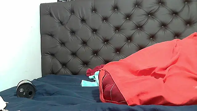 sluttylaura21 online show from March 9, 2025, 2:43 pm