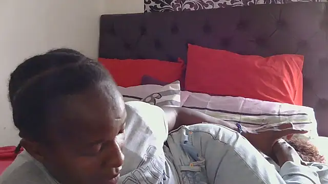 sluttylaura21 online show from November 5, 2025, 1:22 pm