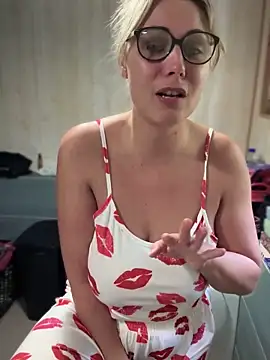 Leanymphoo online show from October 3, 2025, 8:33 am