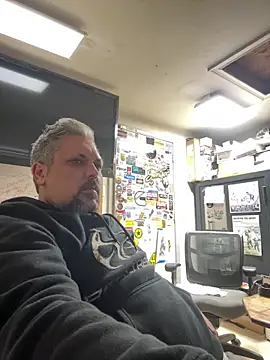 Snapshot of tank32s chatting on March 10, 2025, 7:32 am tank32s online show from March 10, 2025, 7:32 am