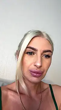 Snapshot of Mia_Roxie chatting on July 5, 2026, 4:19 am Mia Roxie online show from July 5, 2026, 4:19 am