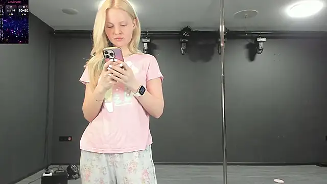 Snapshot of Masha_2002 chatting on May 20, 2026, 7:53 pm Masha 2002 online show from May 20, 2026, 7:53 pm