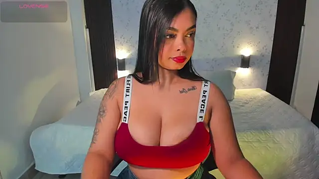 Snapshot of MartinaBianchi chatting on October 13, 2025, 11:16 pm MartinaBianchi online show from October 13, 2025, 11:16 pm