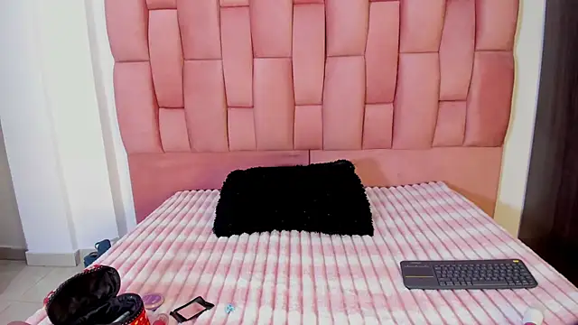 JuliKim  online show from October 1, 2025, 12:44 pm