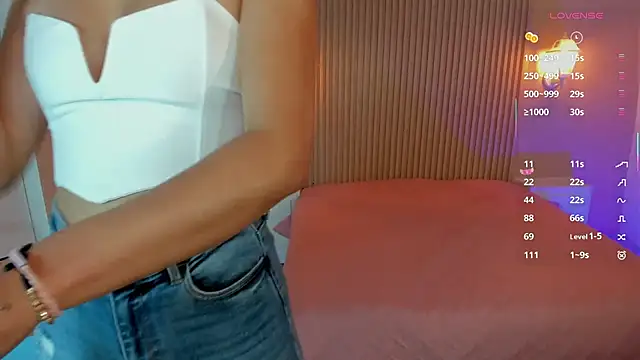 Snapshot of EmilyEvans7 chatting on October 6, 2025, 5:43 pm EmilyEvans7 online show from October 6, 2025, 5:43 pm