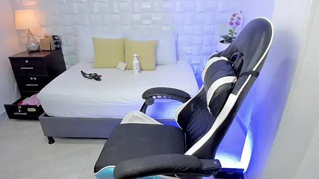 anny rouse24 online show from April 15, 2026, 2:29 am