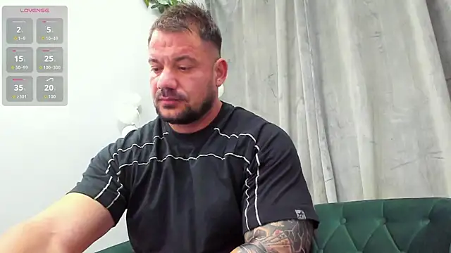 Snapshot of musclemonster31 chatting on February 24, 2025, 5:43 am musclemonster31 online show from February 24, 2025, 5:43 am