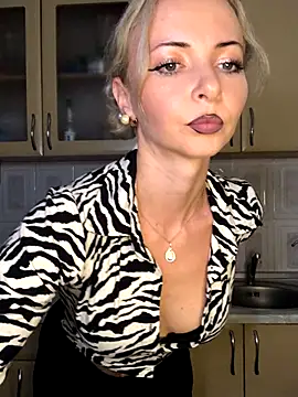 Kristina03 online show from November 4, 2025, 9:25 pm