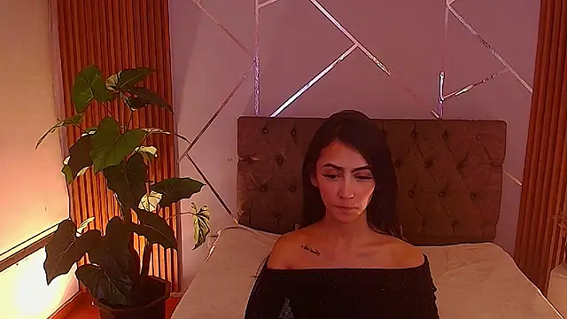Snapshot of Coralinnee_ chatting on May 6, 2026, 5:35 am Coralinnee online show from May 6, 2026, 5:35 am