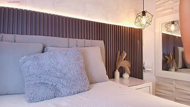 SHANONCLARK online show from November 30, 2025, 11:14 am