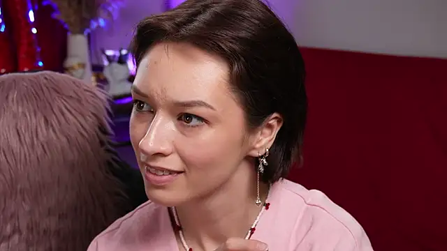 VivianLy  online show from April 5, 2026, 12:13 pm