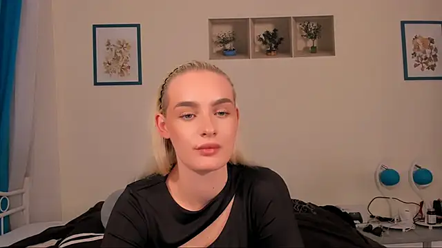 OliviaKisss online show from April 15, 2026, 7:32 pm