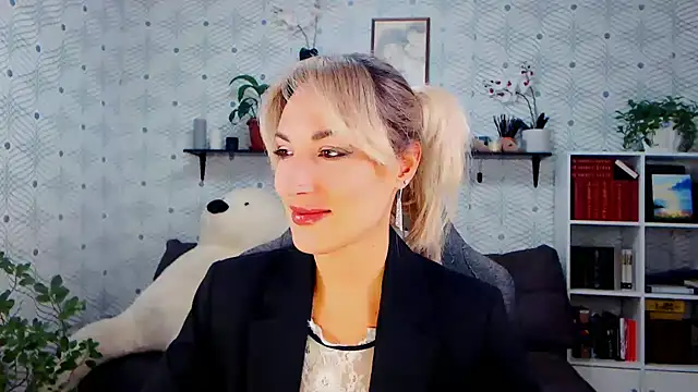 Snapshot of MillaXQueen chatting on October 14, 2025, 2:07 pm MillaXQueen online show from October 14, 2025, 2:07 pm