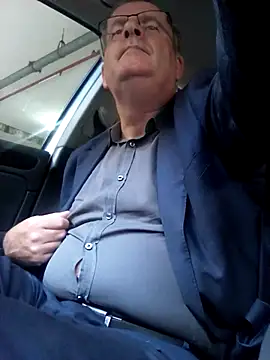 stiffandlubedxh online show from December 10, 2024, 7:37 am