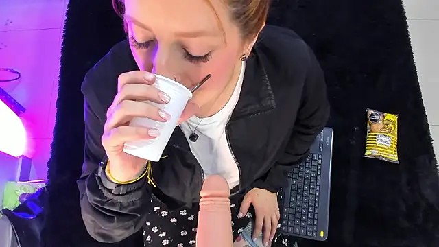 JulietaAlves online show from January 8, 2026, 11:23 am