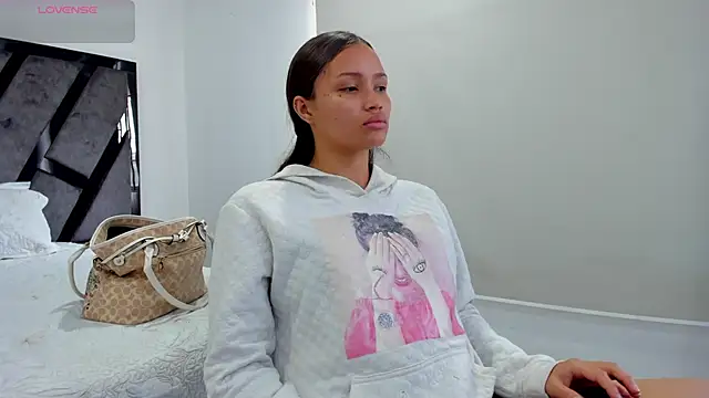 AnnieAndStefan online show from December 6, 2024, 1:33 pm