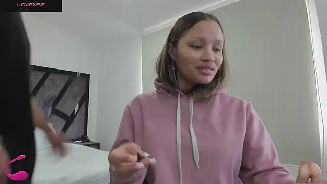 AnnieAndStefan online show from November 6, 2025, 2:18 pm