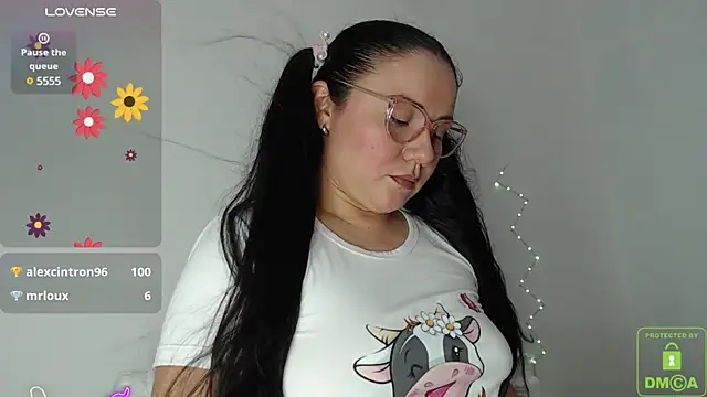 Snapshot of Luci_flores chatting on February 12, 2025, 1:19 am Luci flores online show from February 12, 2025, 1:19 am