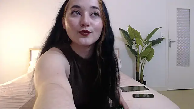 Crystal-dreamt online show from December 17, 2024, 9:28 am