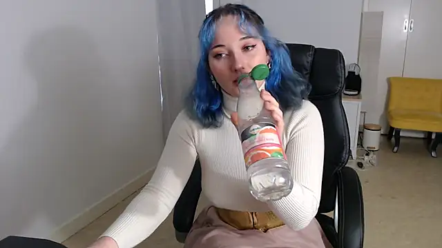 Crystal-dreamt online show from November 3, 2025, 10:16 am