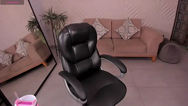 MileyCruz  online show from November 25, 2025, 7:47 pm