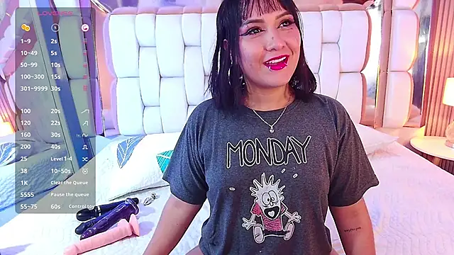 valkiria moore online show from February 1, 2025, 8:05 pm