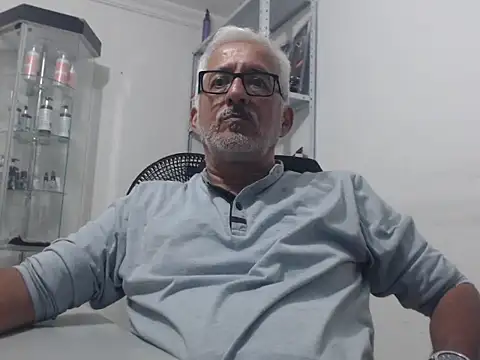 cenizo10124 online show from October 22, 2025, 2:23 am