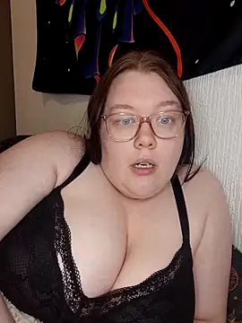 Sexycurvyemilyy online show from April 1, 2026, 9:12 pm