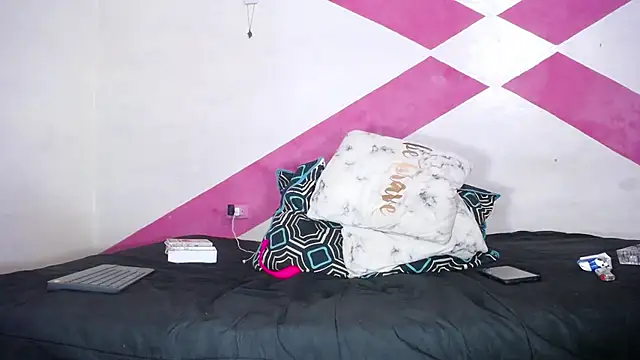 Snapshot of MIA_luxce29 chatting on January 28, 2025, 3:47 am MIA luxce29 online show from January 28, 2025, 3:47 am