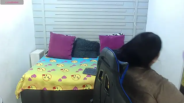 evelin zaens online show from February 9, 2025, 4:14 am