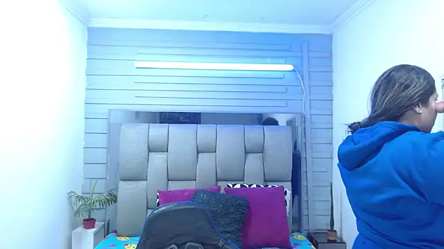 evelin zaens online show from April 9, 2026, 3:28 am