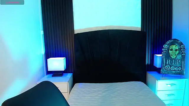 alicia moom online show from October 31, 2025, 1:45 pm