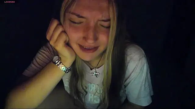 Alice bloom  online show from December 17, 2025, 4:18 am