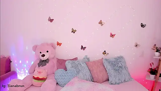 Zara uwu  online show from November 13, 2025, 10:47 am