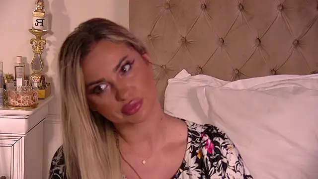 Denisse Perry online show from November 10, 2025, 9:47 pm