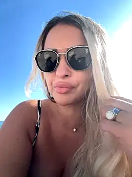 Denisse Perry online show from November 23, 2025, 2:17 pm