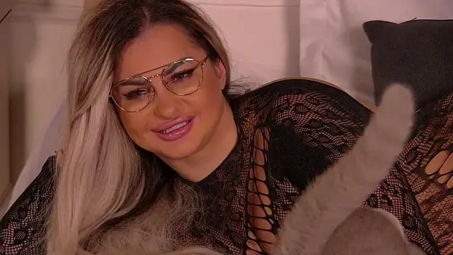 Denisse Perry online show from February 3, 2026, 9:42 pm