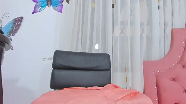 Snapshot of steila_rochefort chatting on December 19, 2024, 10:00 pm steila rochefort online show from December 19, 2024, 10:00 pm