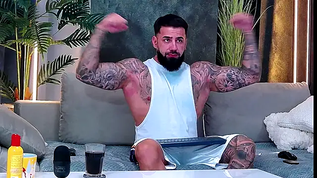 masterkingofmusclee online show from October 7, 2025, 8:28 pm