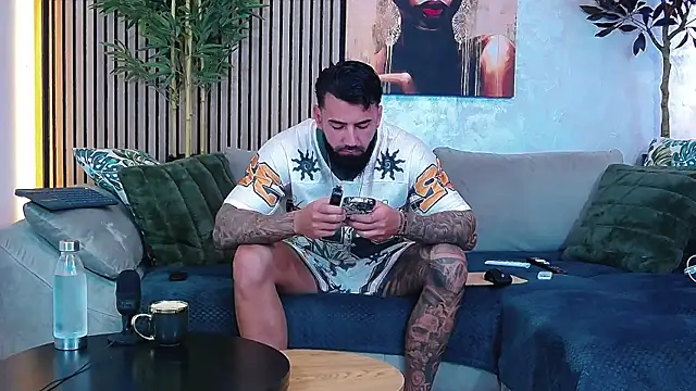 Snapshot of masterkingofmusclee chatting on June 1, 2026, 7:54 am masterkingofmusclee online show from June 1, 2026, 7:54 am
