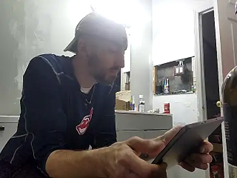 Snapshot of Bi_curious86 chatting on February 6, 2026, 3:33 am Bi curious86 online show from February 6, 2026, 3:33 am