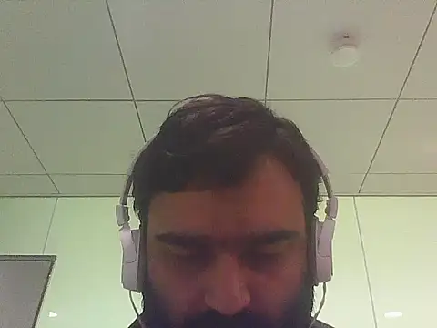 Snapshot of JohnBond009 chatting on May 22, 2026, 8:10 am JohnBond009 online show from May 22, 2026, 8:10 am