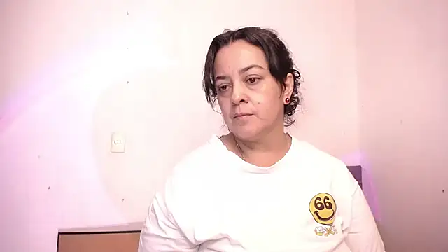Snapshot of lucia_vonne_ chatting on June 3, 2026, 12:24 am lucia vonne online show from June 3, 2026, 12:24 am