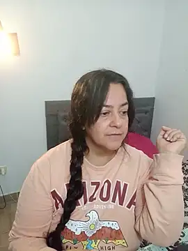 Snapshot of lucia_vonne_ chatting on June 13, 2026, 5:44 pm lucia vonne online show from June 13, 2026, 5:44 pm