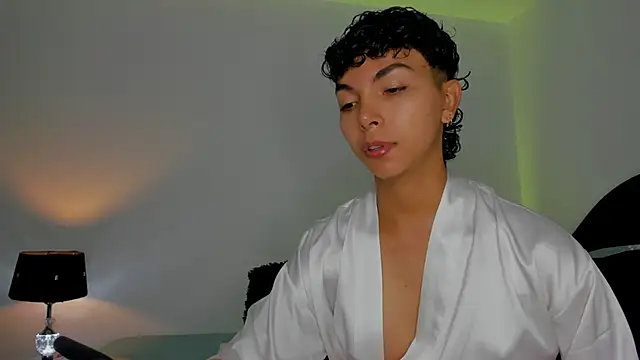 xhenisa  online show from September 18, 2025, 10:45 pm