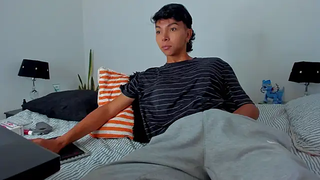 xhenisa  online show from March 6, 2026, 4:14 pm